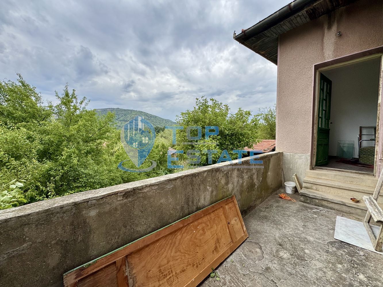 Голяма двуетажна тухлена къща в село Янтра, област Габрово. - 0