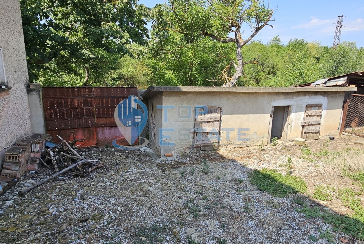 Двуетажна тухлена къща с гараж и голям двор в село Добромирка - 0