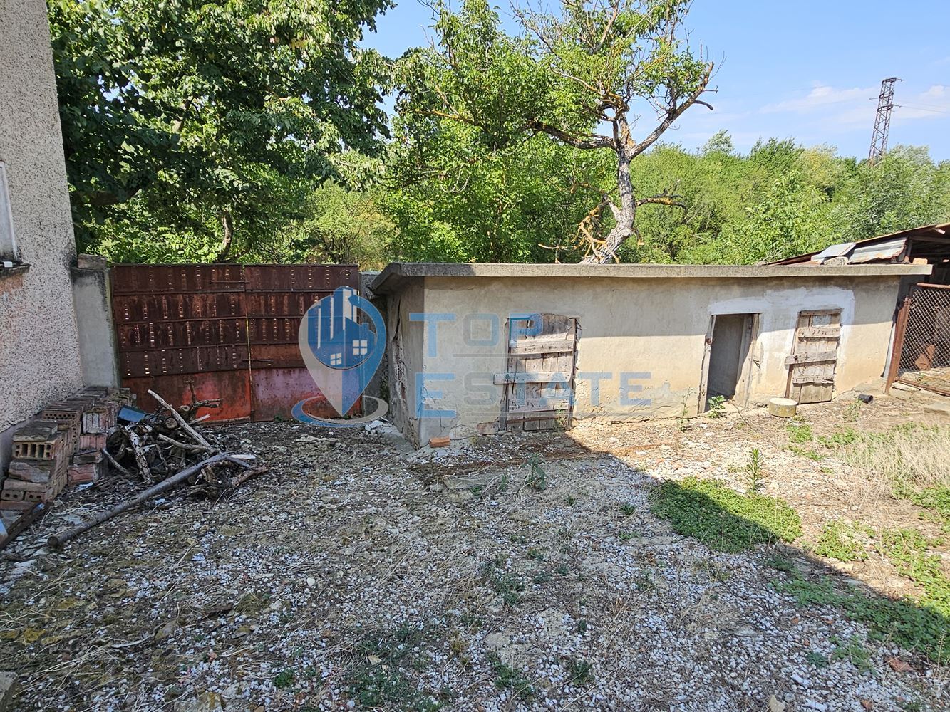 Двуетажна тухлена къща с гараж и голям двор в село Добромирка - 0