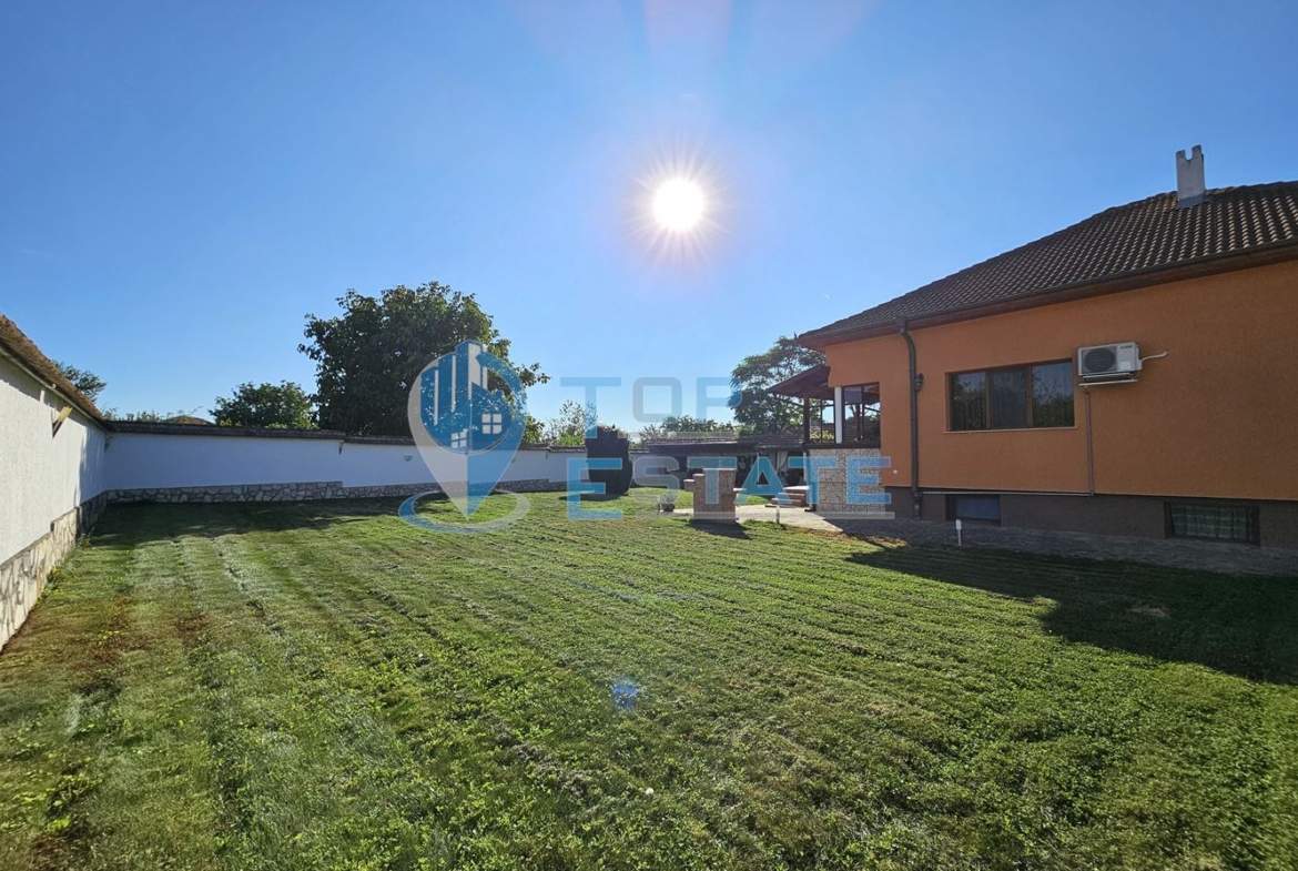 Обзаведена къща с три спални, барбекю, двор и гараж в село Поликраище, област Велико Търново - 0