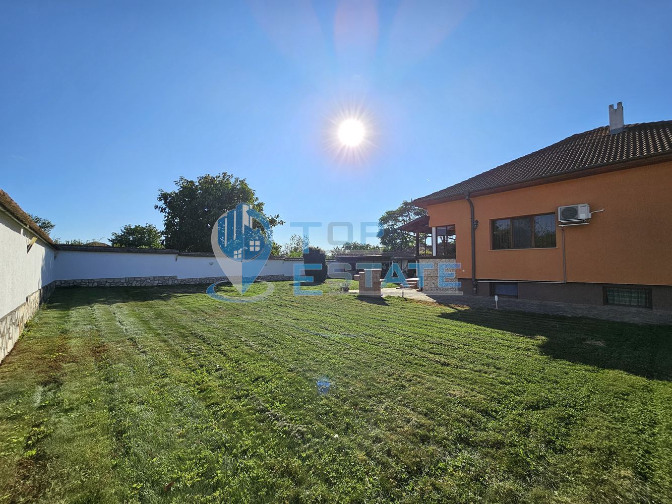 Обзаведена къща с три спални, барбекю, двор и гараж в село Поликраище, област Велико Търново-0 Обзаведена къща с три спални, барбекю, двор и гараж в село Поликраище, област Велико Търново - 0