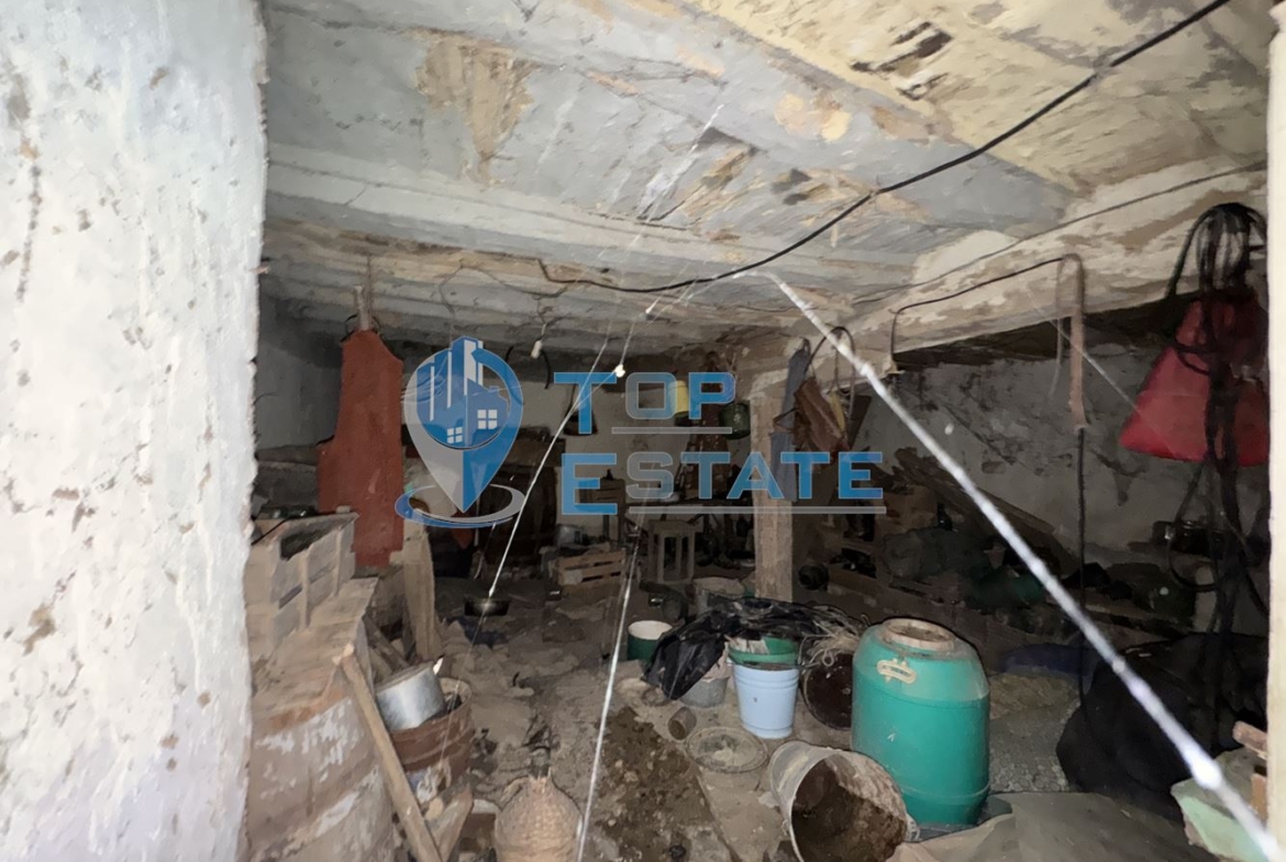 Двуетажна къща с кладенец и стопанска постройка в село Николаево, област Велико Търново - 0