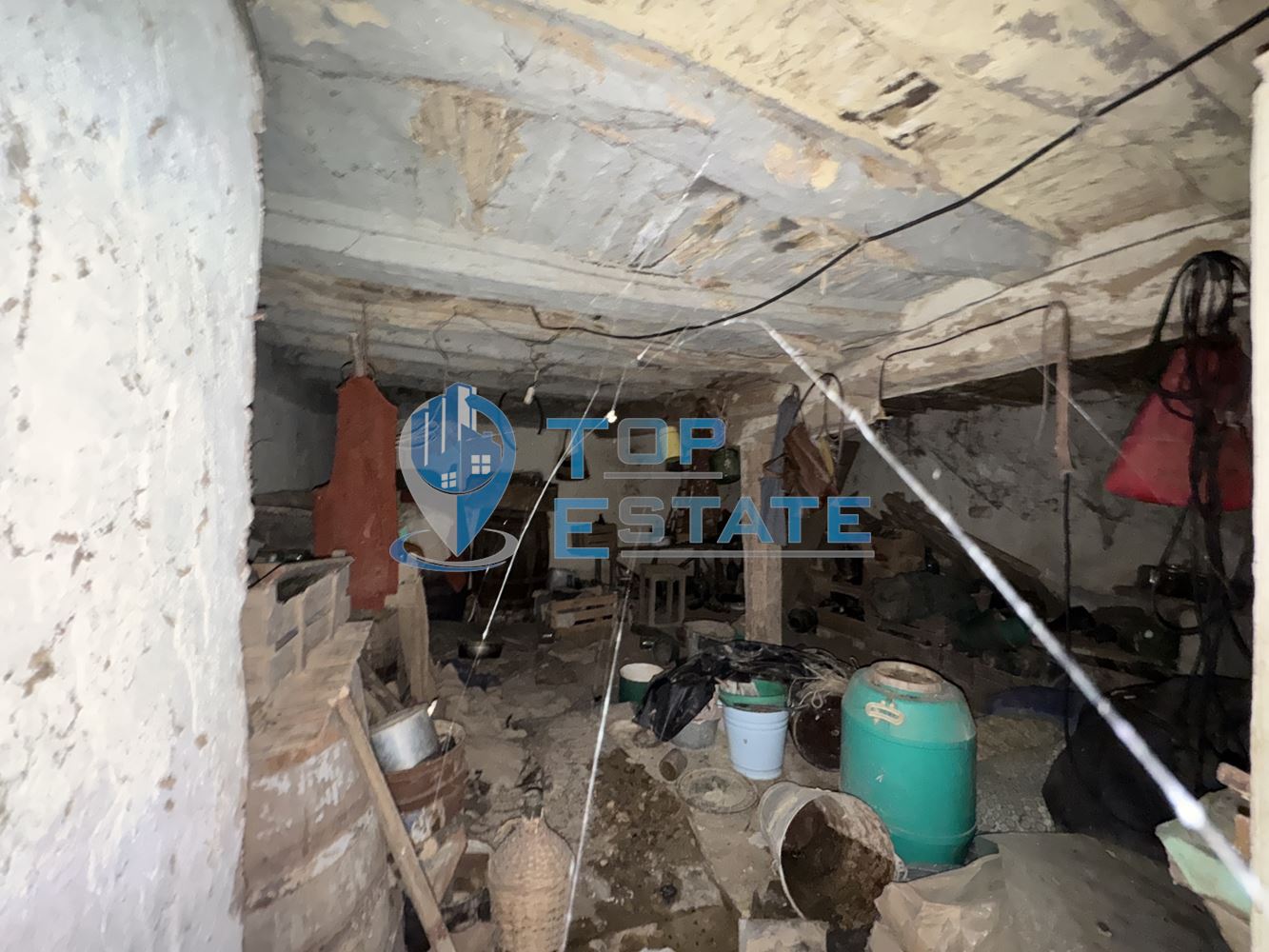 Двуетажна къща с кладенец и стопанска постройка в село Николаево, област Велико Търново - 0