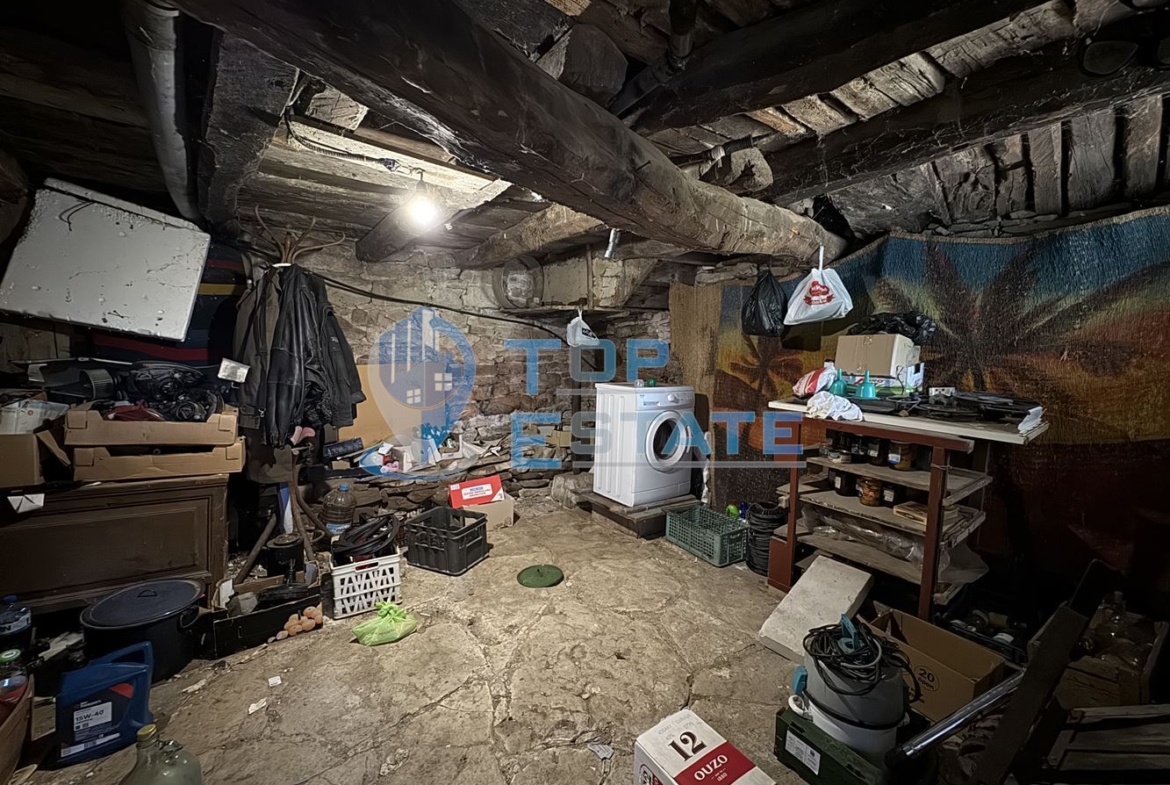 Двуетажна тухлена къща с кладенец и голям двор в село Гоздейка, област Велико Търново - 0