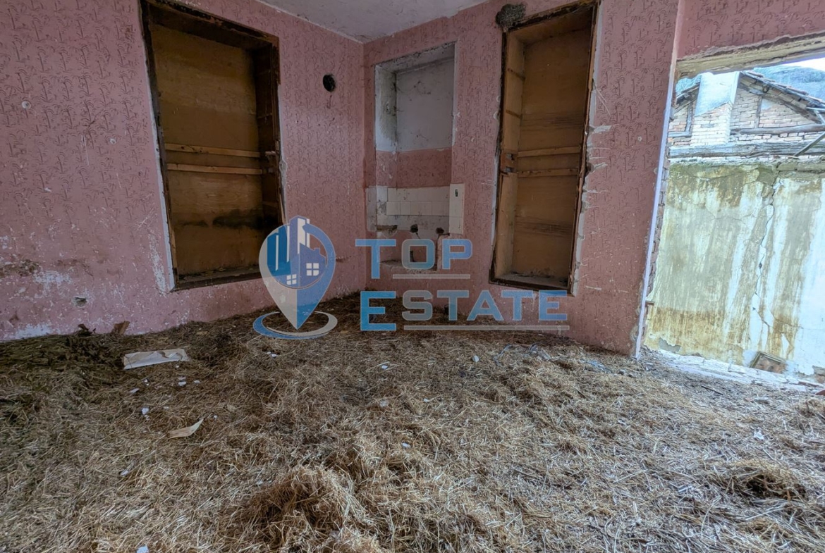 Голям двор със стара къща в покрайнините на село Михалци, област Велико Търново - 0