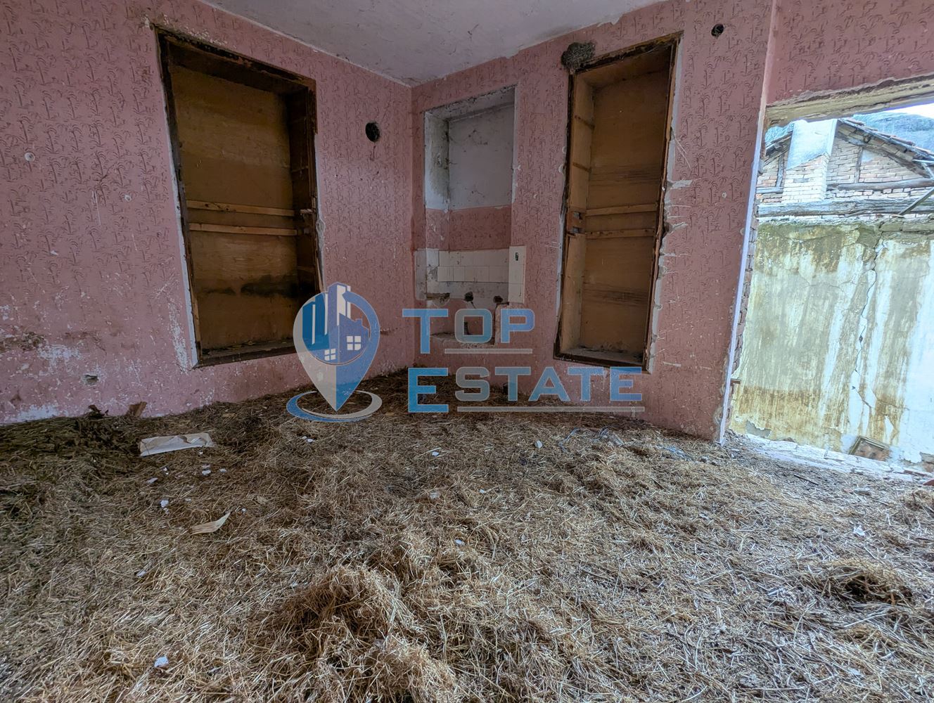 Голям двор със стара къща в покрайнините на село Михалци, област Велико Търново - 0