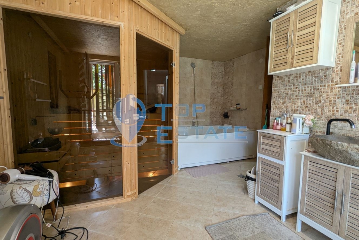 Масивна триетажна къща със сауна и басейн в близост до центъра на град Горна Оряховица, област Велико Търново - 0