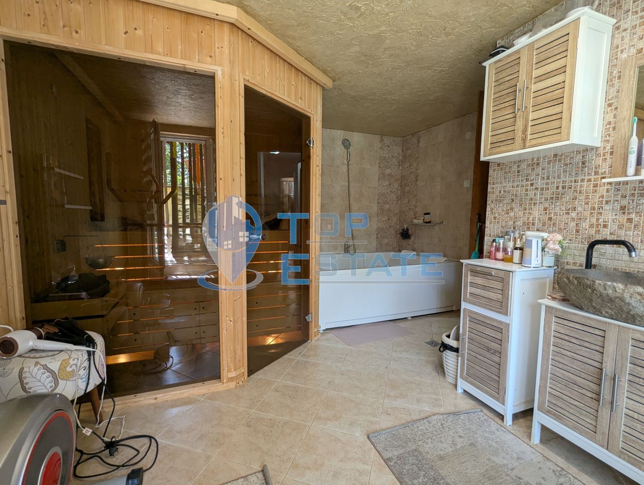 Масивна триетажна къща със сауна и басейн в близост до центъра на град Горна Оряховица, област Велико Търново - 0