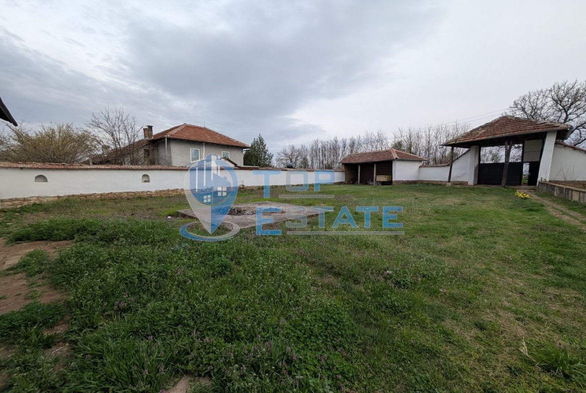 Двуетажна къща с голям двор и кладенец в село Ресен - 0
