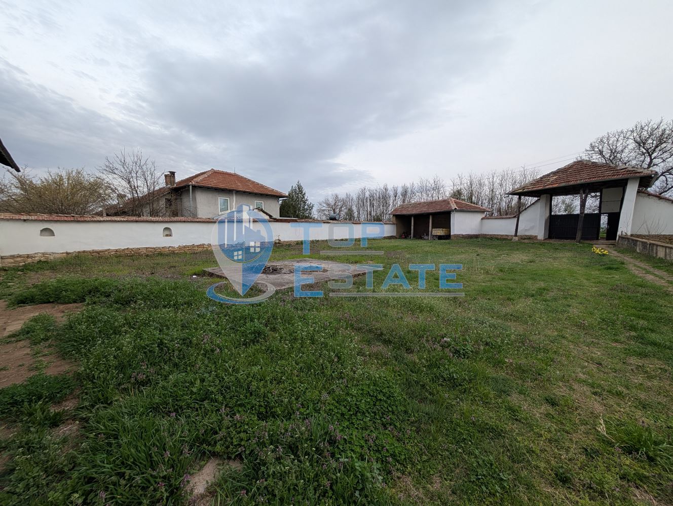 Двуетажна къща с голям двор и кладенец в село Ресен - 0