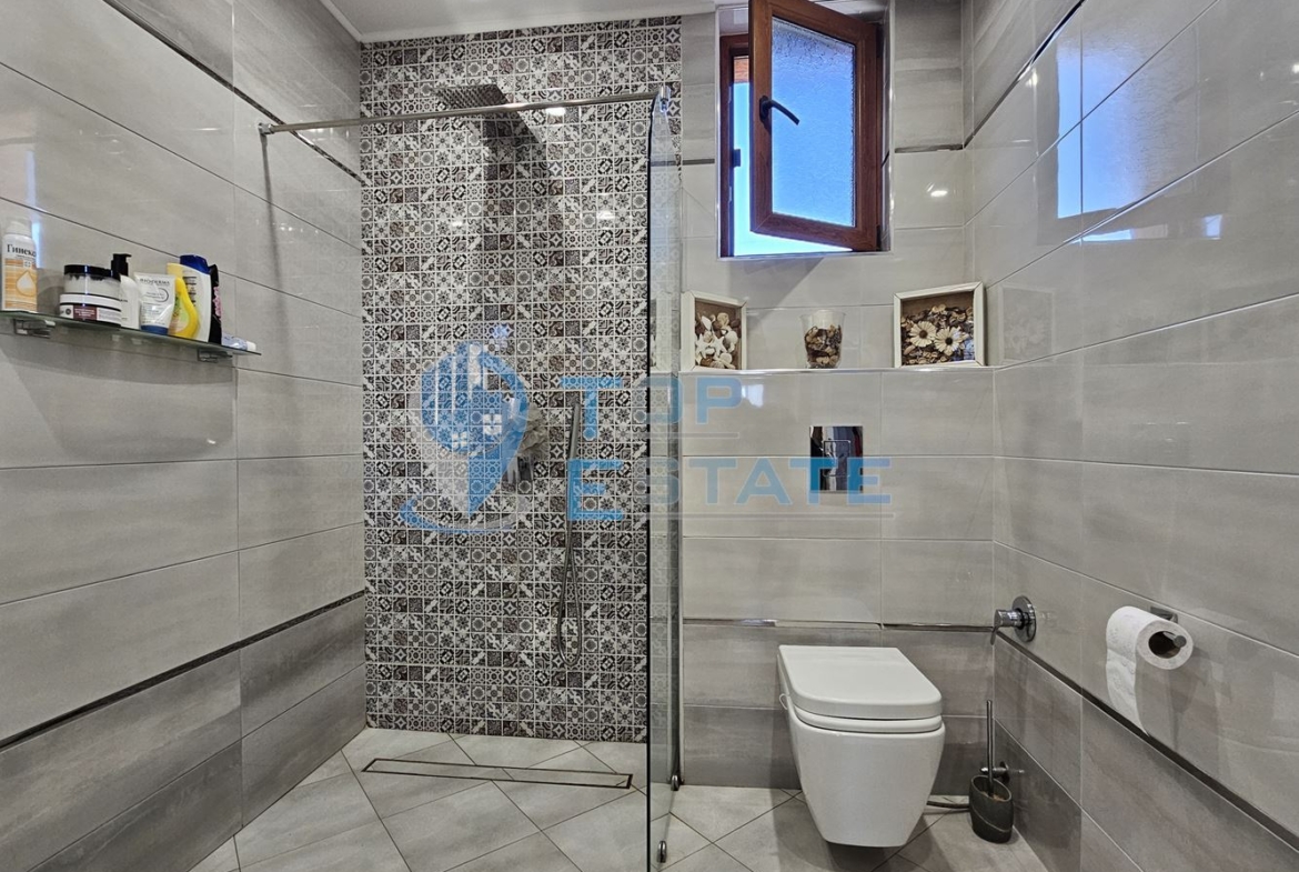 Обзаведена къща с три спални, барбекю, двор и гараж в село Поликраище, област Велико Търново - 0