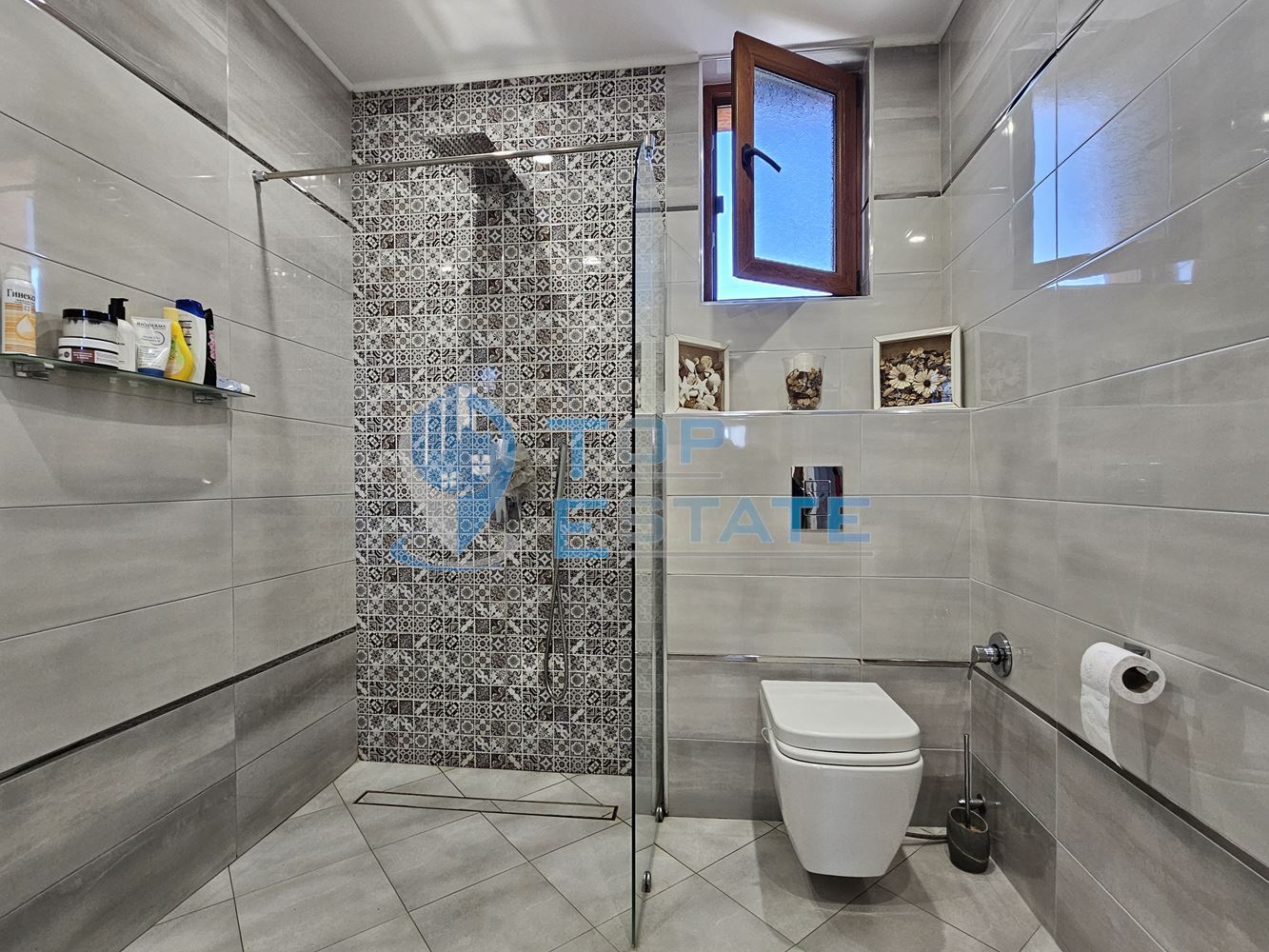 Обзаведена къща с три спални, барбекю, двор и гараж в село Поликраище, област Велико Търново-0 Обзаведена къща с три спални, барбекю, двор и гараж в село Поликраище, област Велико Търново - 0