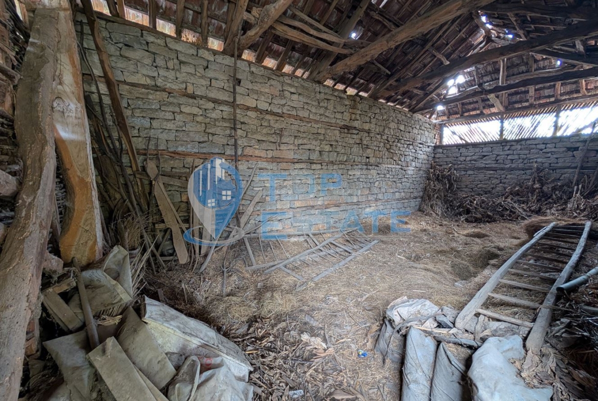 Двуетажна старинна къща с кладенец в село Малки Вършец - 0