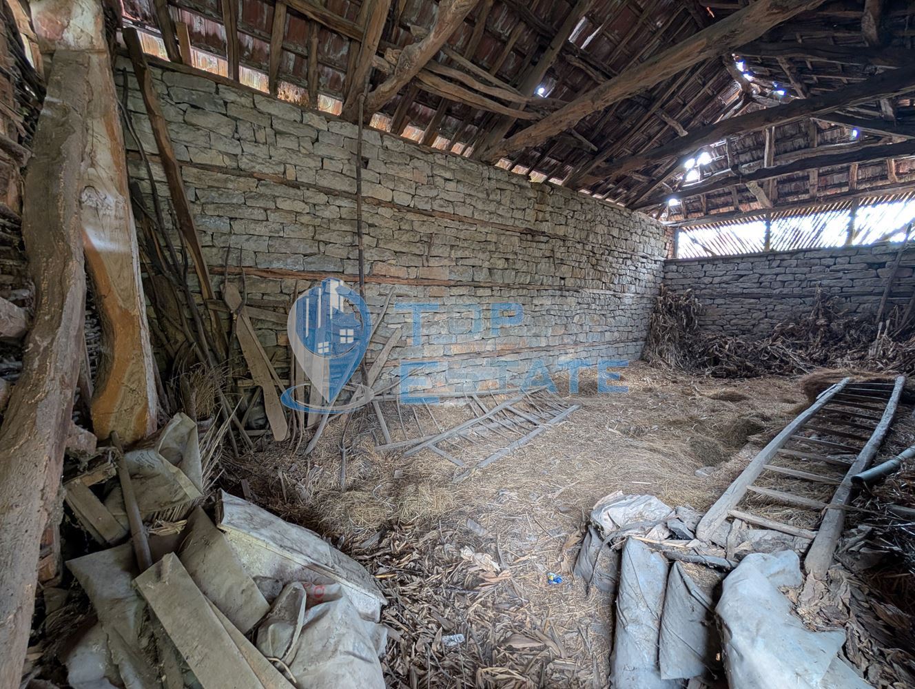 Двуетажна старинна къща с кладенец в село Малки Вършец - 0