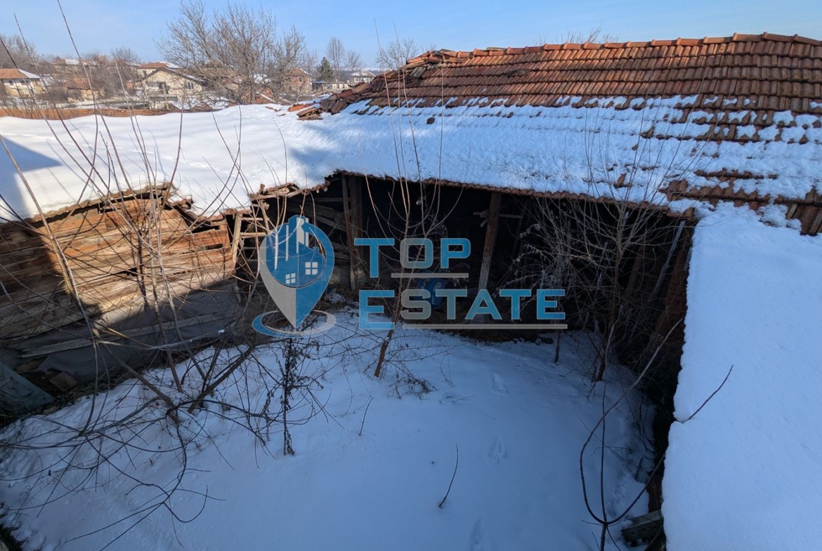 Двуетажна тухлена къща с голям двор в село Копривец, област Русе - 0