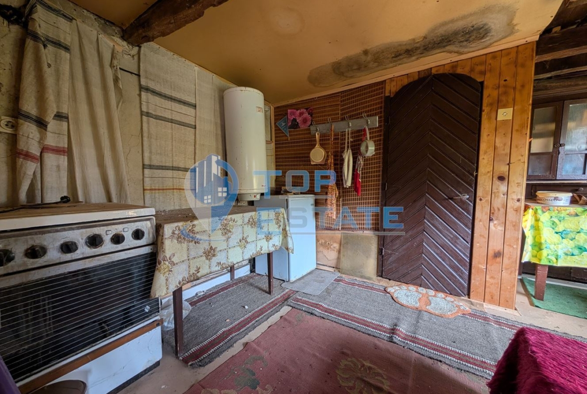 Двуетажна автентична къща с голям двор в село Лесичарка - 0