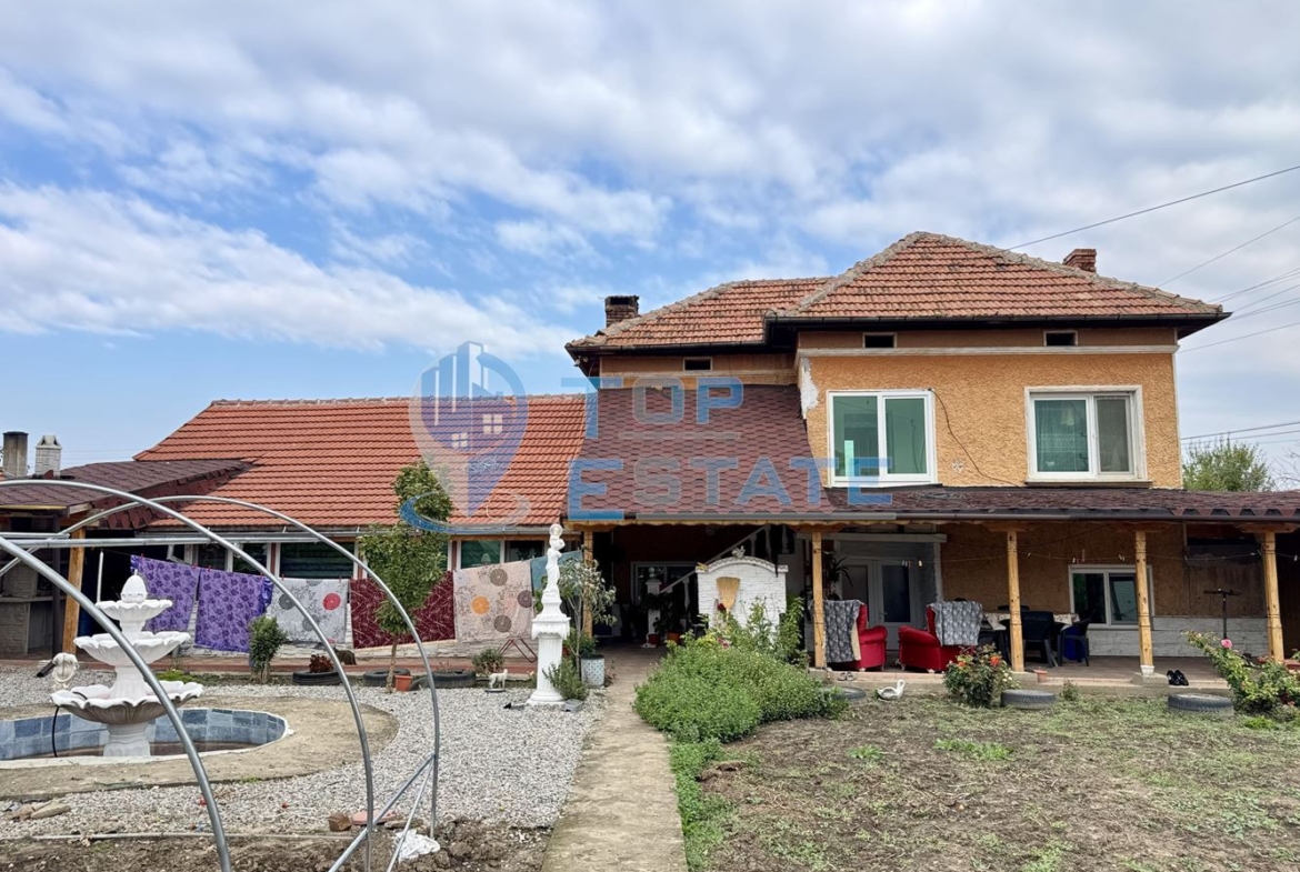 Двуетажна тухлена къща с кладенец и допълнителни постройки в село Недан, област Велико Търново - 0