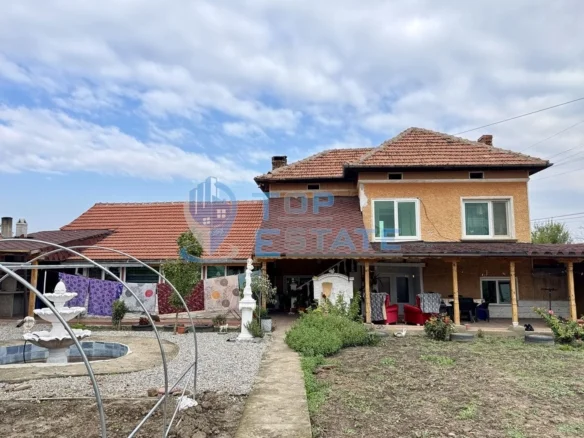 Двуетажна тухлена къща с кладенец и допълнителни постройки в село Недан, област Велико Търново - 0