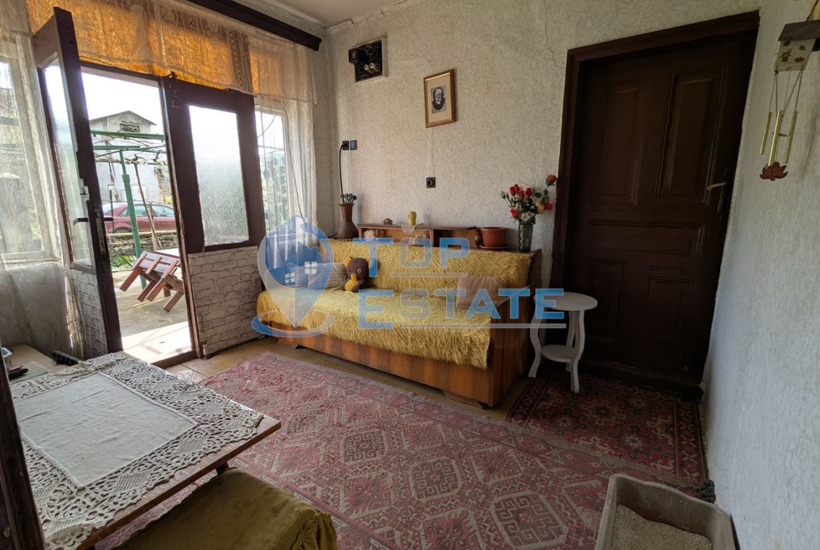 Просторна едноетажна тухлена къща в квартал Калтинец, град Горна Оряховица, област Велико Търново - 0