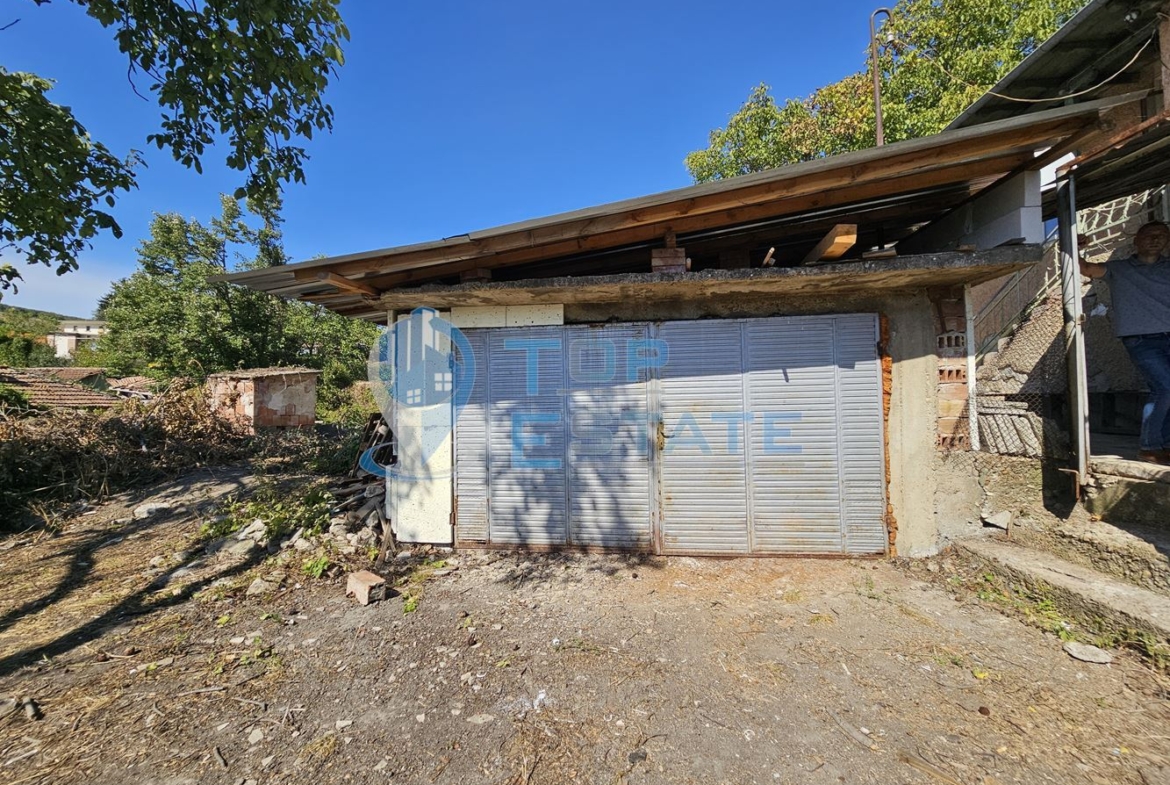 Реновирана къща с голям двор и гараж в село Самоводене - 0