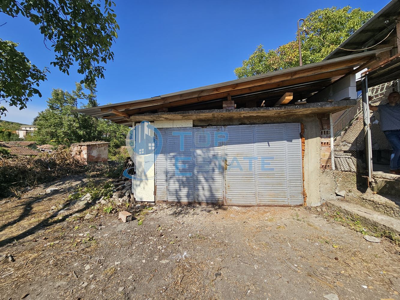 Реновирана къща с голям двор и гараж в село Самоводене - 0