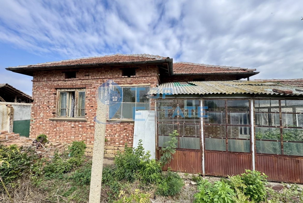 Тухлена къща с голям двор в село Недан, област Велико Търново - 0