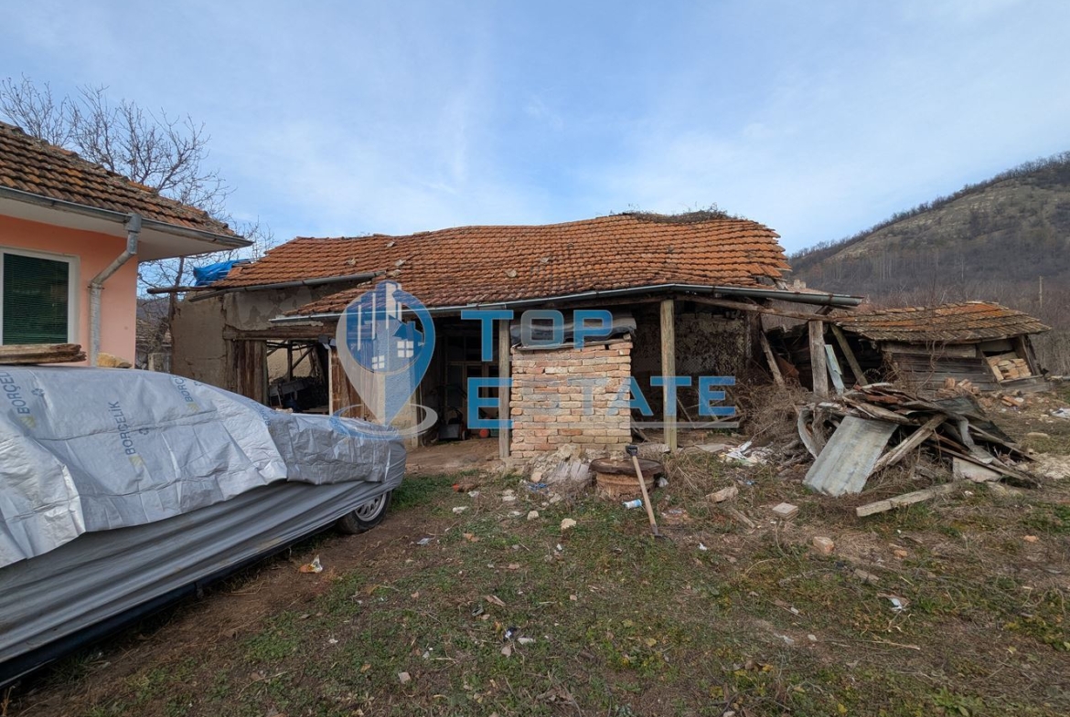 Ремонтирана масивна къща с голям и поддържан двор в село Асеново, община Стражица, област Велико Търново - 0