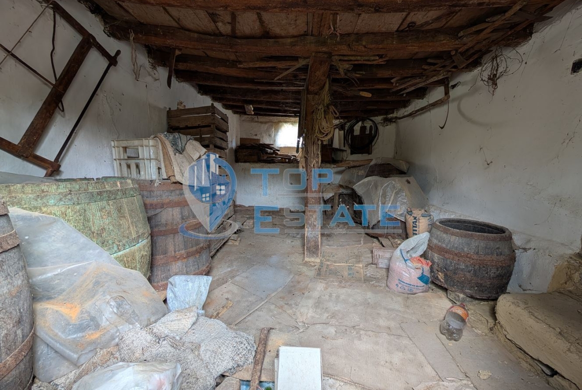 Двуетажна старинна къща с кладенец в село Малки Вършец - 0