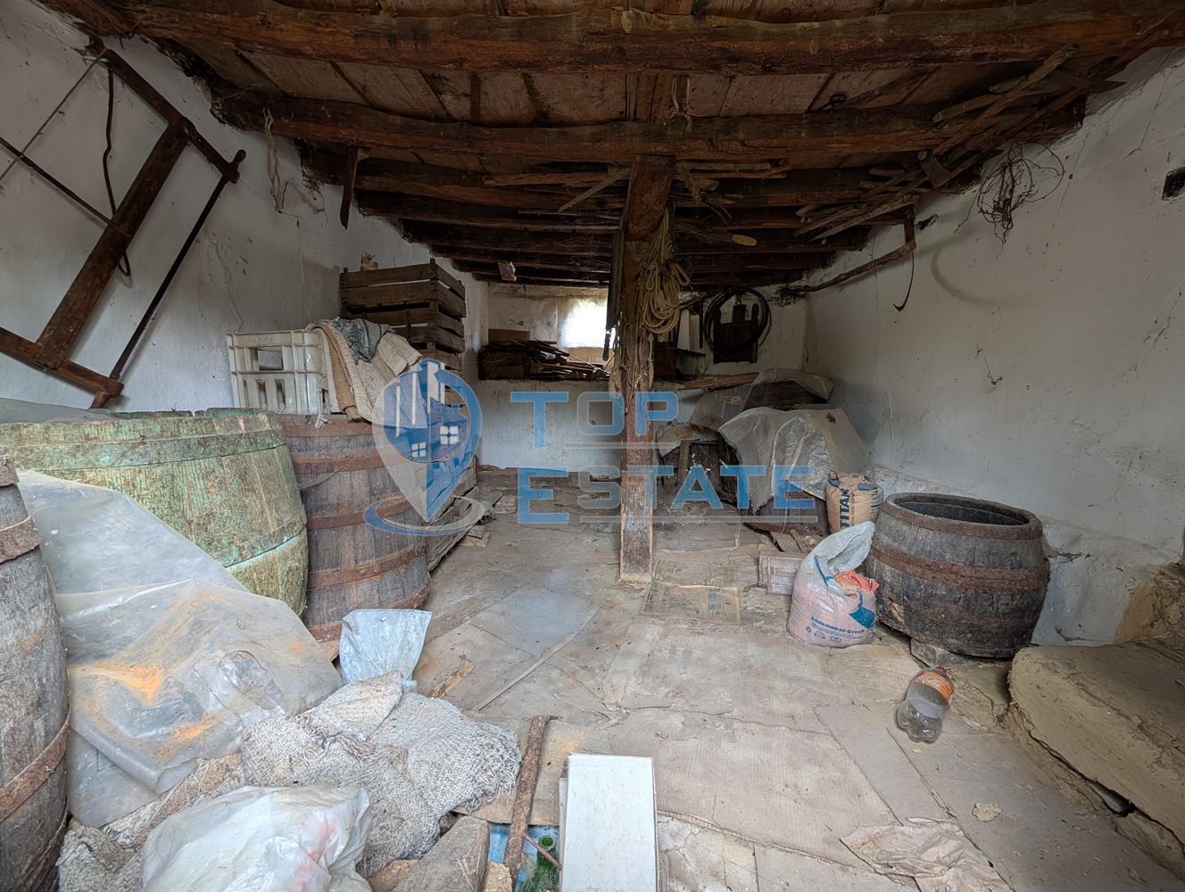 Двуетажна старинна къща с кладенец в село Малки Вършец - 0