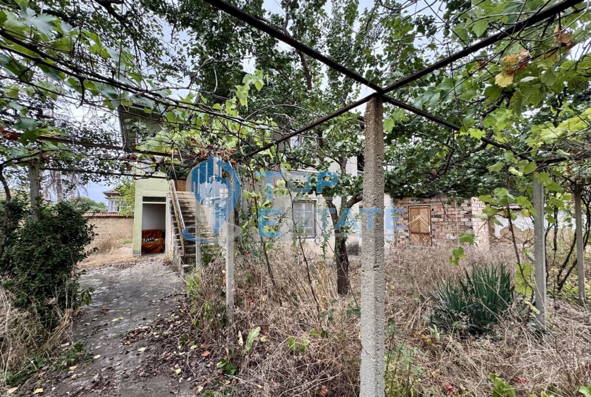 Двуетажна къща с кладенец и голям двор в село Ресен, област Велико Търново - 0