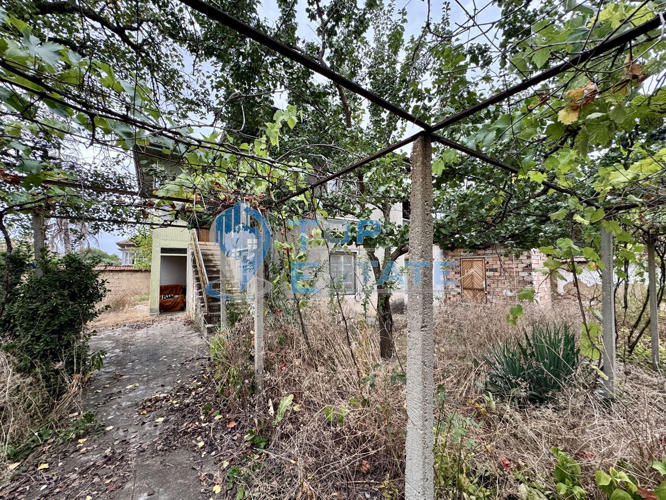 Двуетажна къща с кладенец и голям двор в село Ресен, област Велико Търново - 0