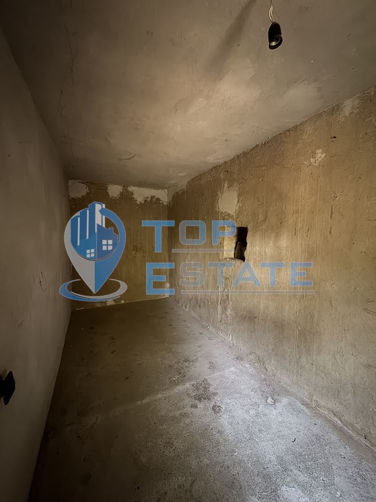 Тухлена къща с кладенец и голям двор в село Павел, област Велико Търново - 0