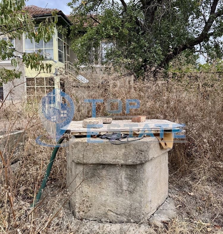 Двуетажна къща с кладенец и голям двор в село Ресен, област Велико Търново - 0