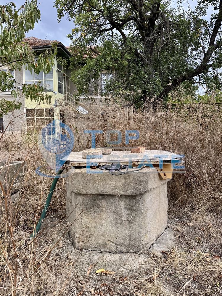 Двуетажна къща с кладенец и голям двор в село Ресен, област Велико Търново - 0