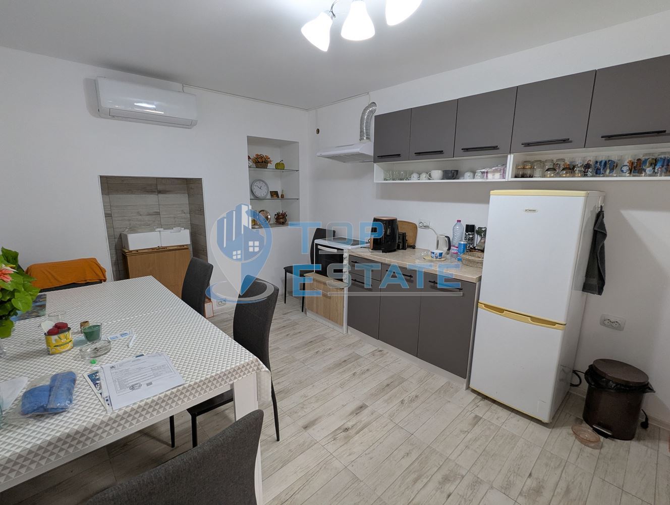 Двуетажна реновирана тухлена къща на центъра на село Поликраище, област Велико Търново - 0