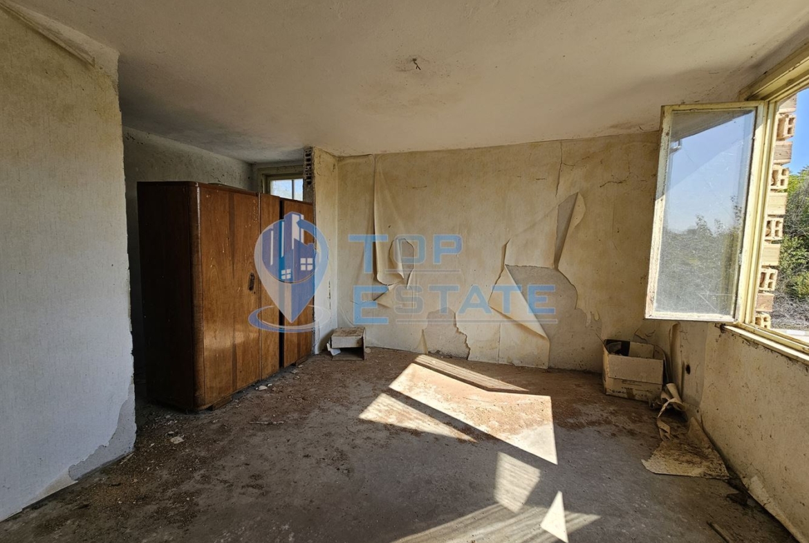 Масивна тухлена двуетажна къща с голям двор в село Драгомирово, община Свищов - 0