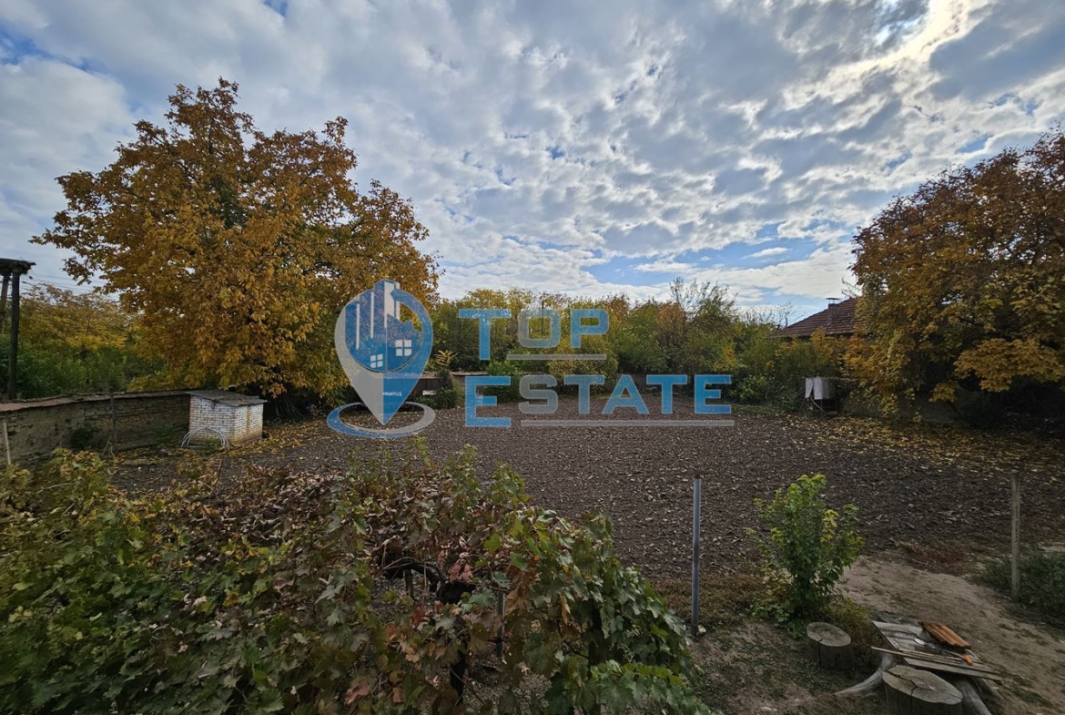 Масивна двуетажна къща с голям двор и гараж в село Караисен - 0