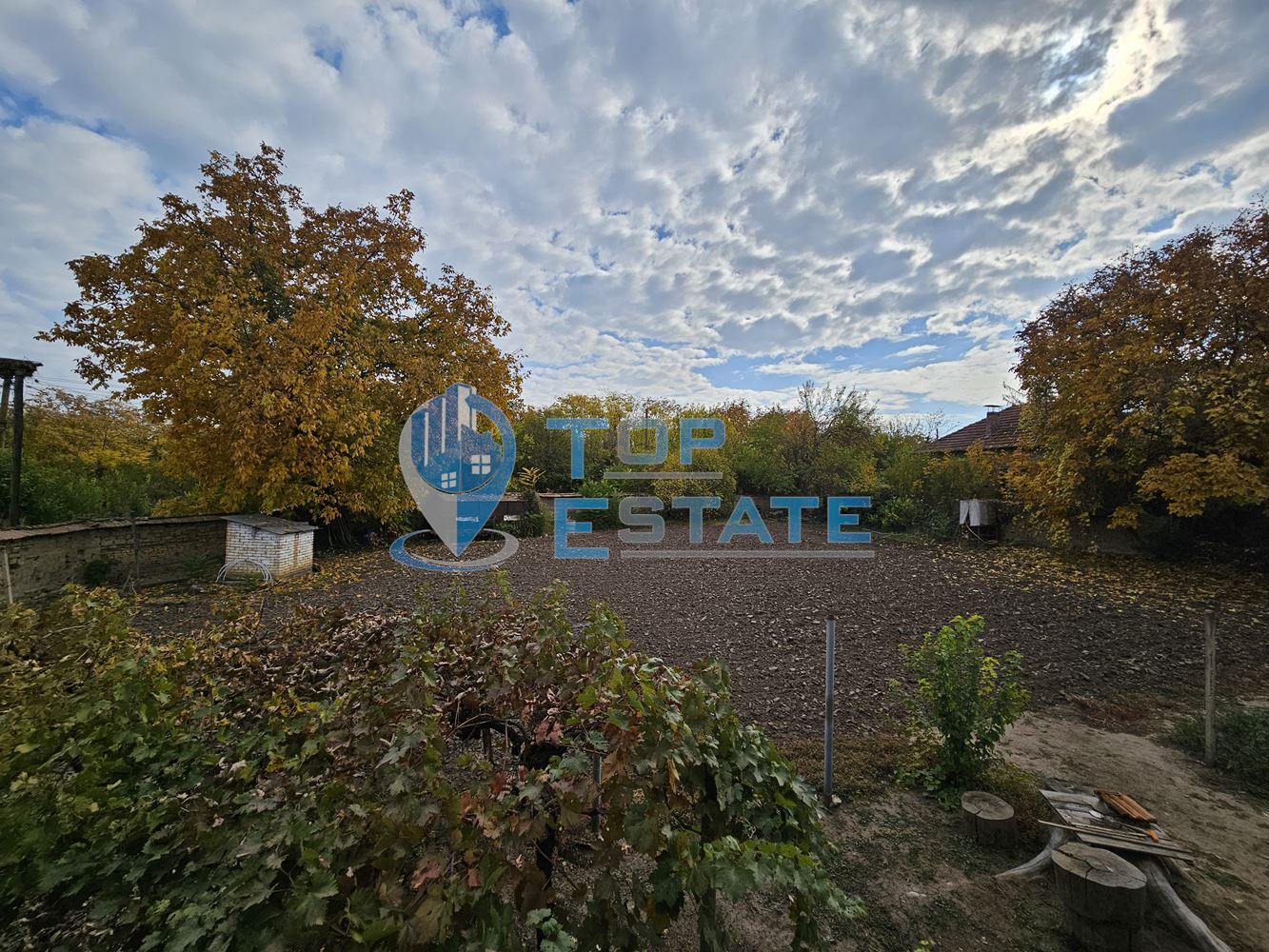 Масивна двуетажна къща с голям двор и гараж в село Караисен - 0