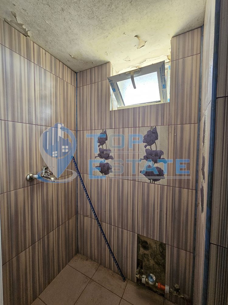 Реновирана къща с голям двор и гараж в село Самоводене - 0