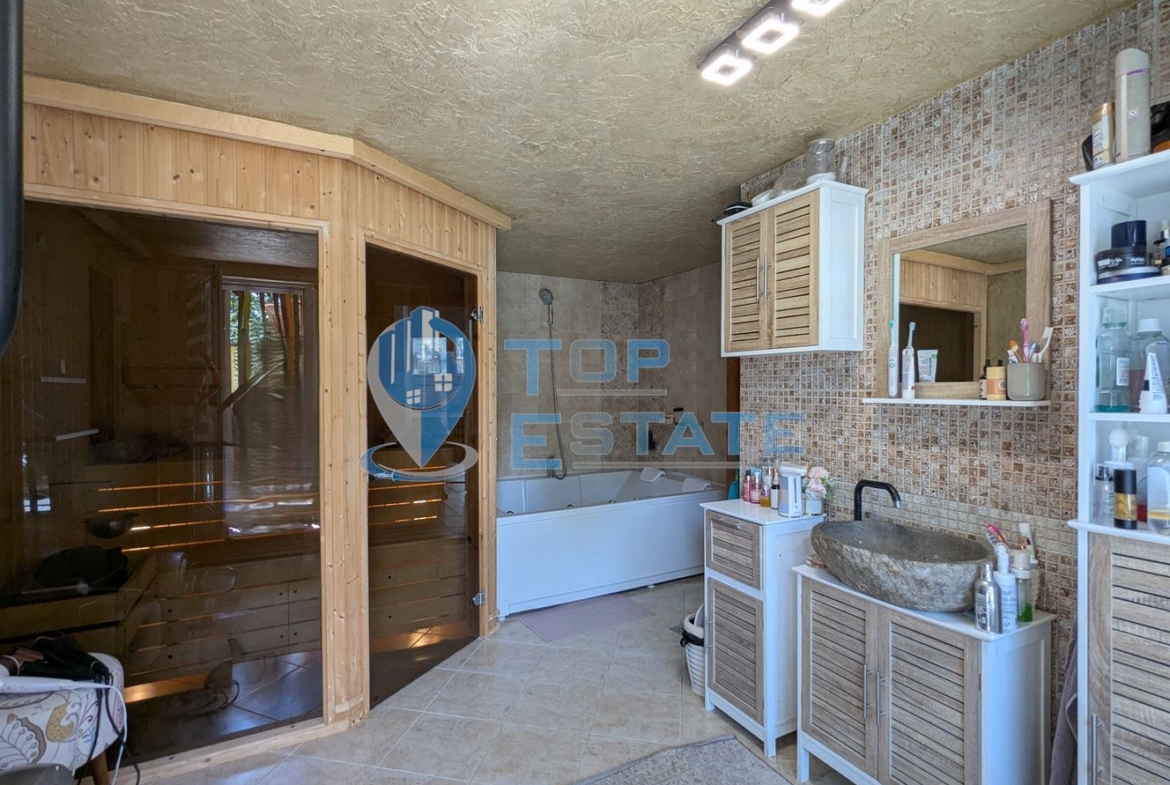 Масивна триетажна къща със сауна и басейн в близост до центъра на град Горна Оряховица, област Велико Търново - 0