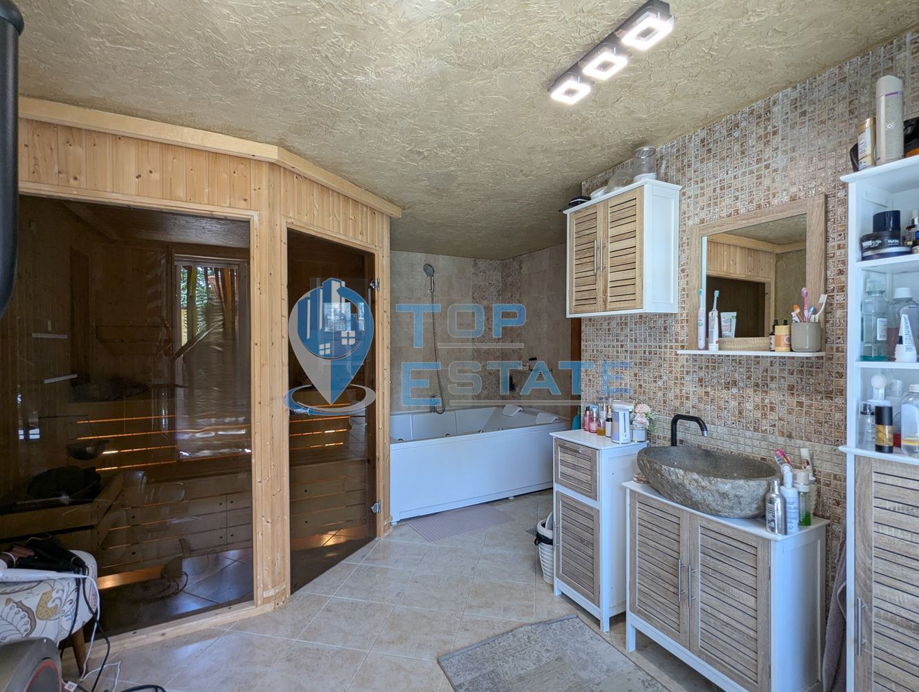 Масивна триетажна къща със сауна и басейн в близост до центъра на град Горна Оряховица, област Велико Търново - 0