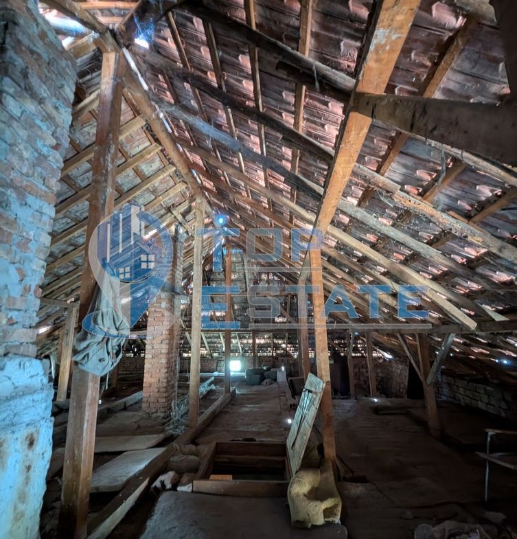 Тухлена къща на тиха и спокойна улица в село Поликраище, област Велико Търново - 0