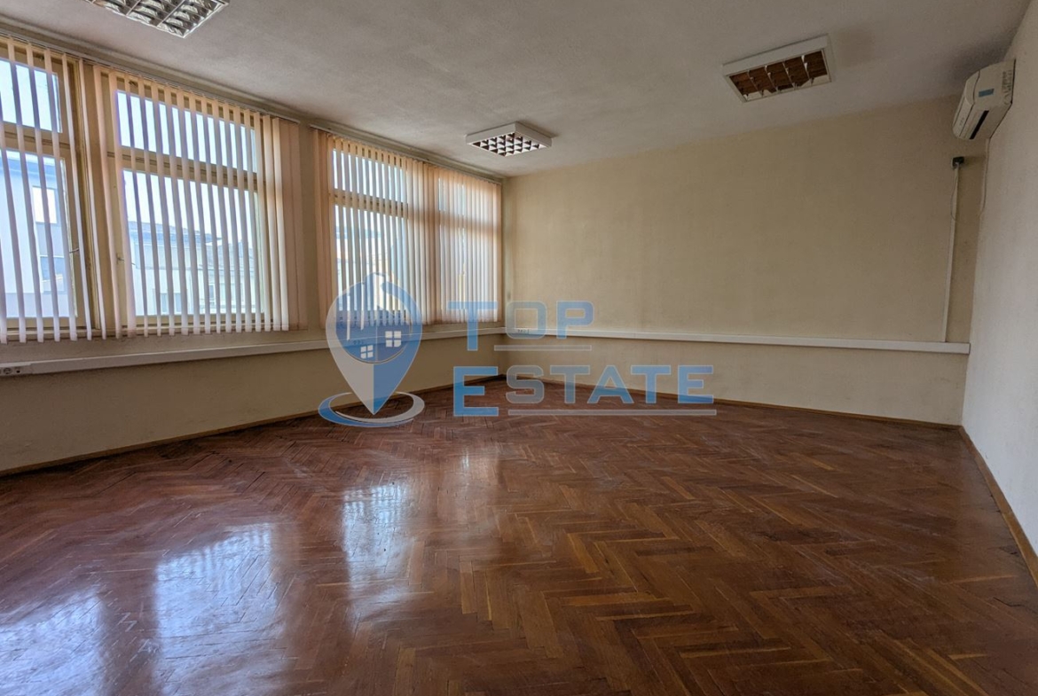 Поещения под наем в административна сграда на центъра в град Горна Оряховица, област Велико Търново - 0