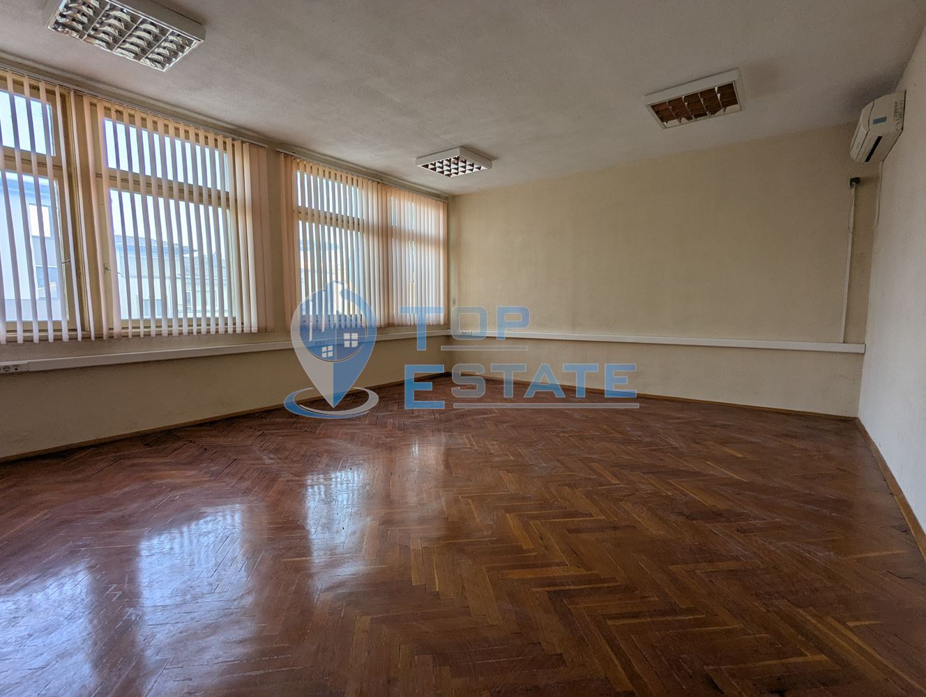 Поещения под наем в административна сграда на центъра в град Горна Оряховица, област Велико Търново - 0