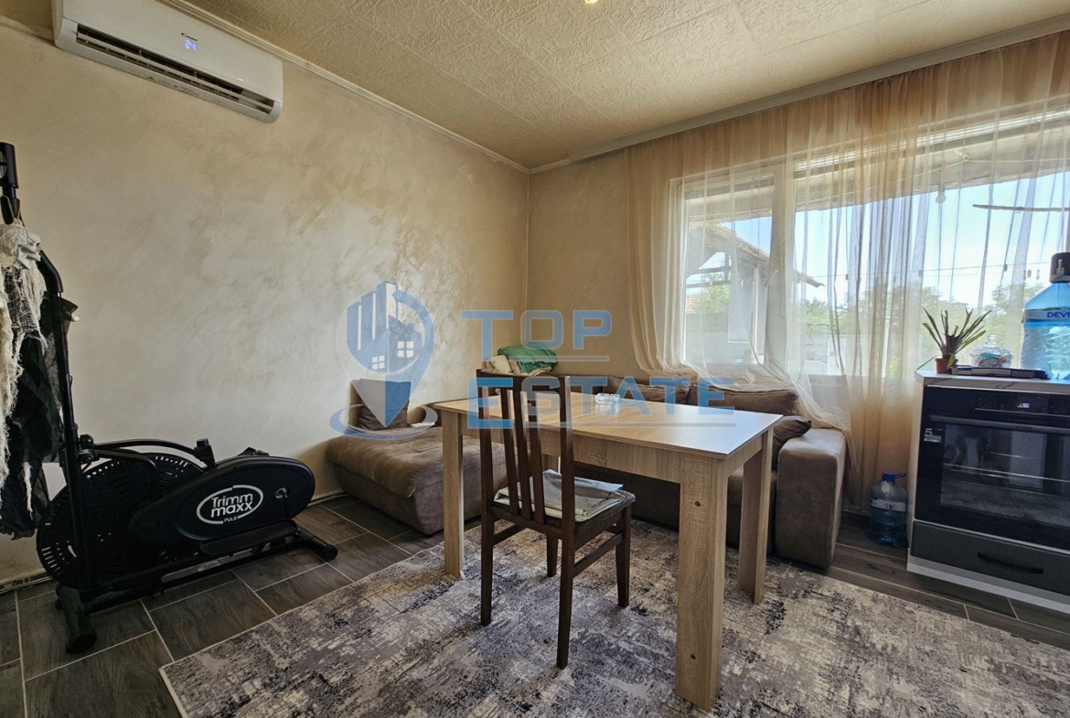 Двуетажна обзаведена и ремонтирана къща с три спални в село Страхилово, област Велико Търново - 0