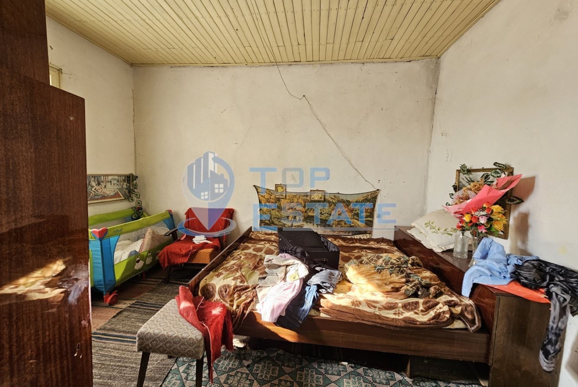 Голяма едноетажна тухлена къща с гараж в село Страхилово - 0