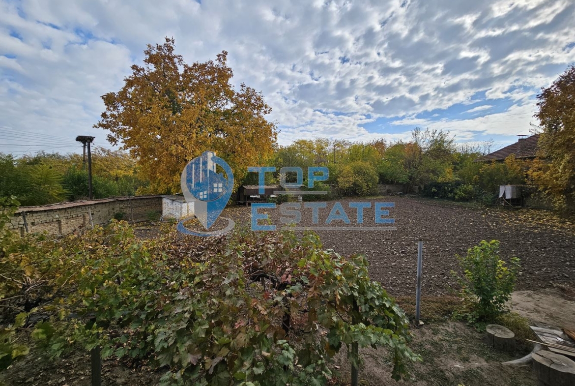 Масивна двуетажна къща с голям двор и гараж в село Караисен - 0