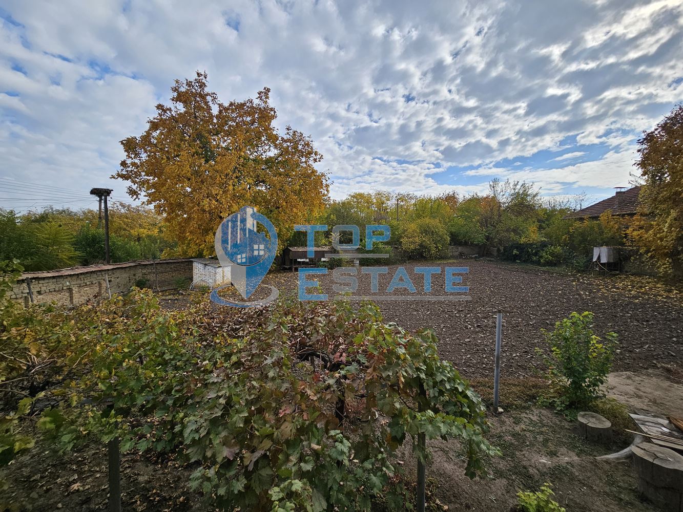 Масивна двуетажна къща с голям двор и гараж в село Караисен - 0