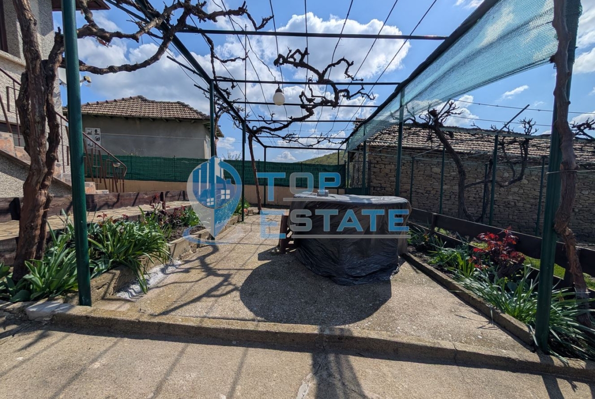 Двуетажна реновирана къща с красива панорама в село Вишовград - 0