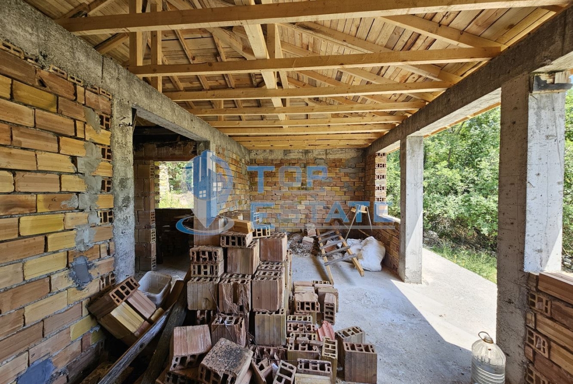 Голям панорамен парцел с къща на груб строеж със завършен покрив в село Славейково, област Габрово - 0